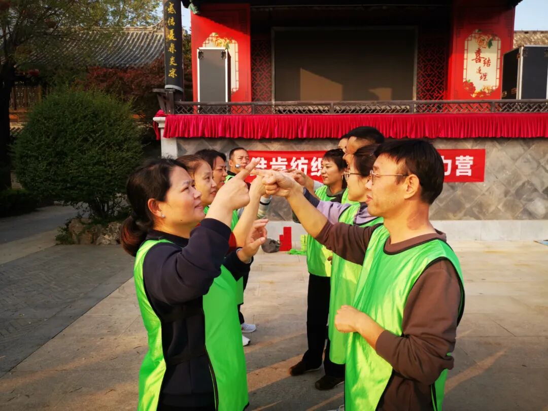 团队活动合影或总结场景